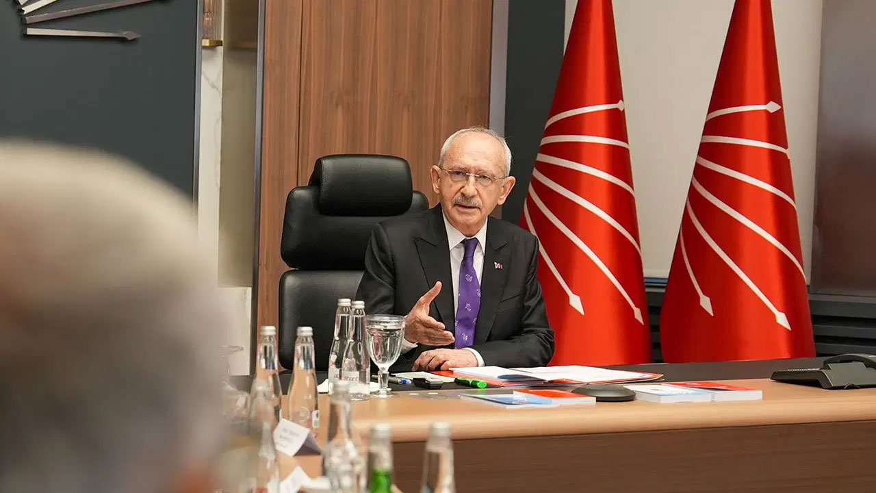 CHP'de 26 il başkanı görevden alındı