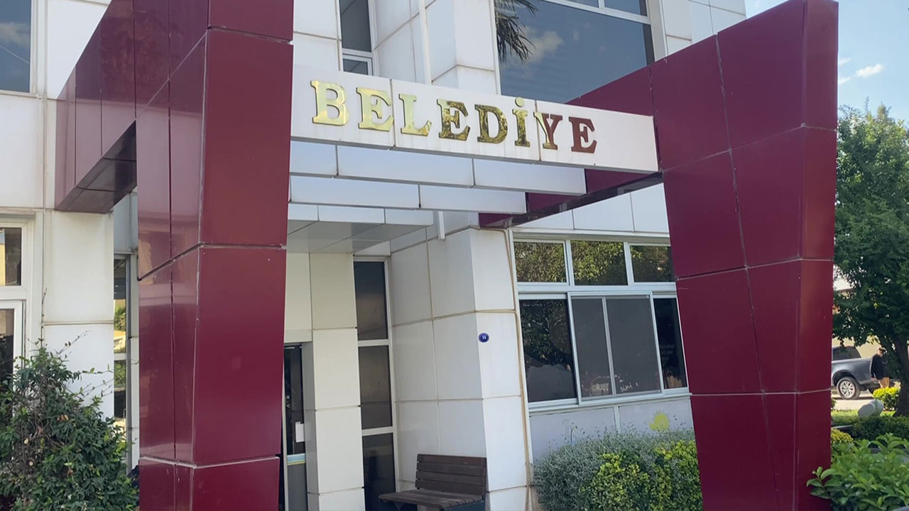 Seferihisar Belediyesi'ne operasyon: Veli Ağbaba'nın danışmanı gözaltında