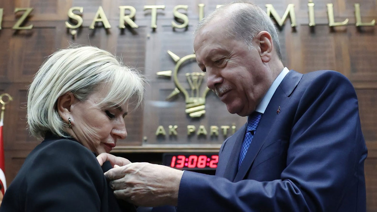 Nimet Özdemir, AK Parti'ye katıldı! Rozetini Cumhurbaşkanı Erdoğan taktı