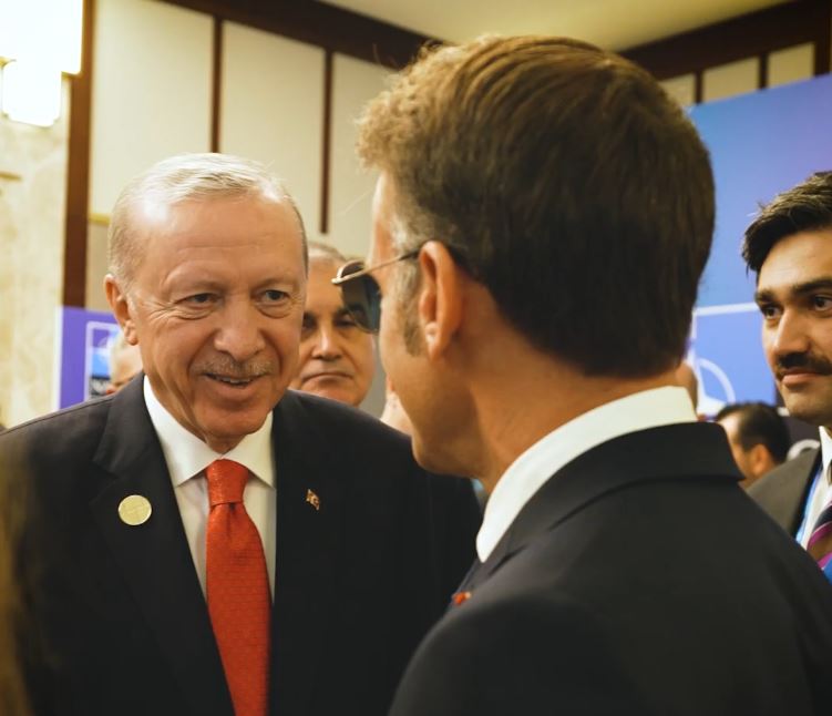 Macron, Erdoğan'la sohbetinin görüntülerini paylaştı!
