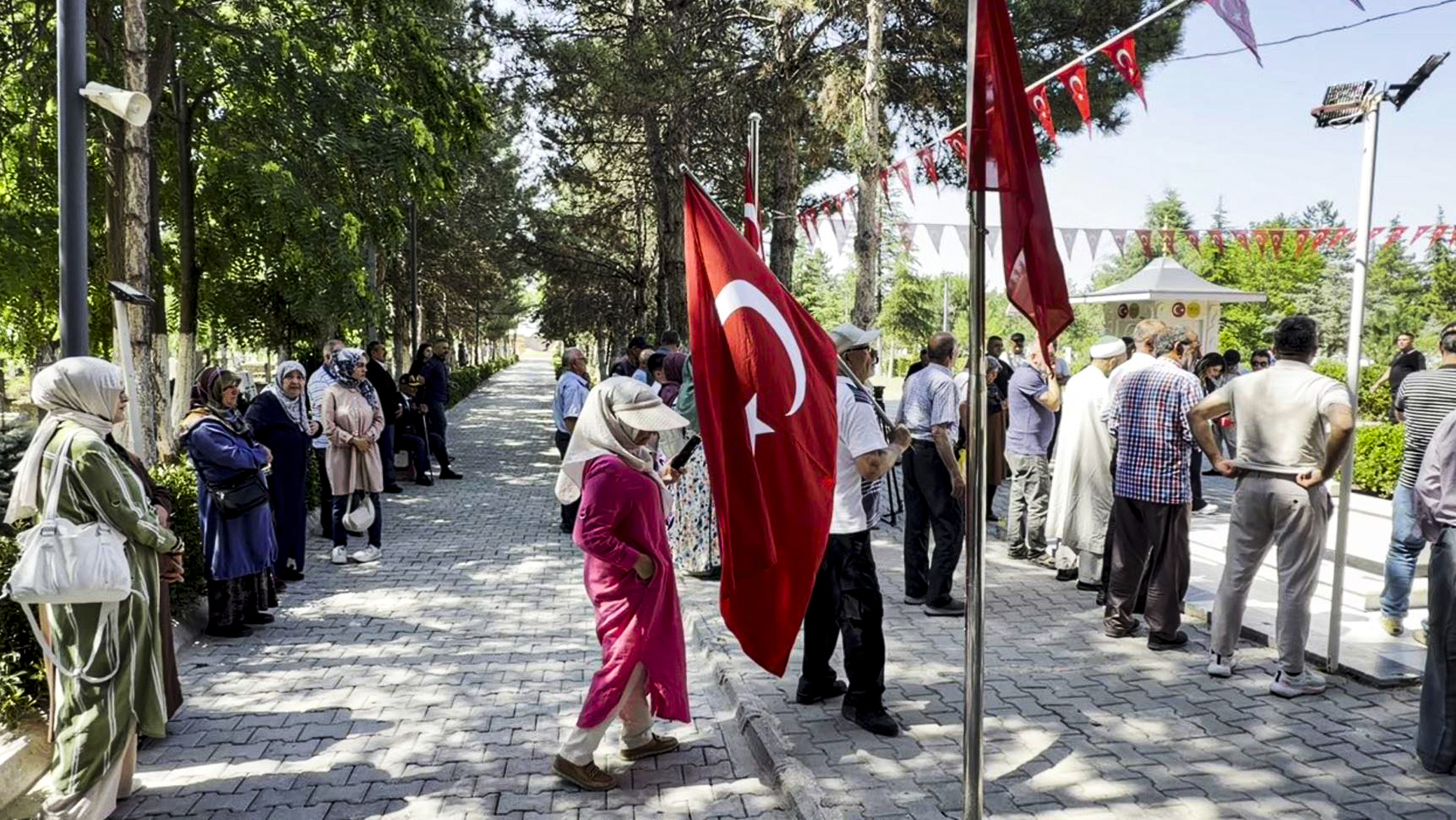 Ömer Halisdemir’in kabrine ziyaretçi akını!