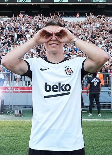 20 bin taraftarın önünde imza attı, üçlü çektirdi!