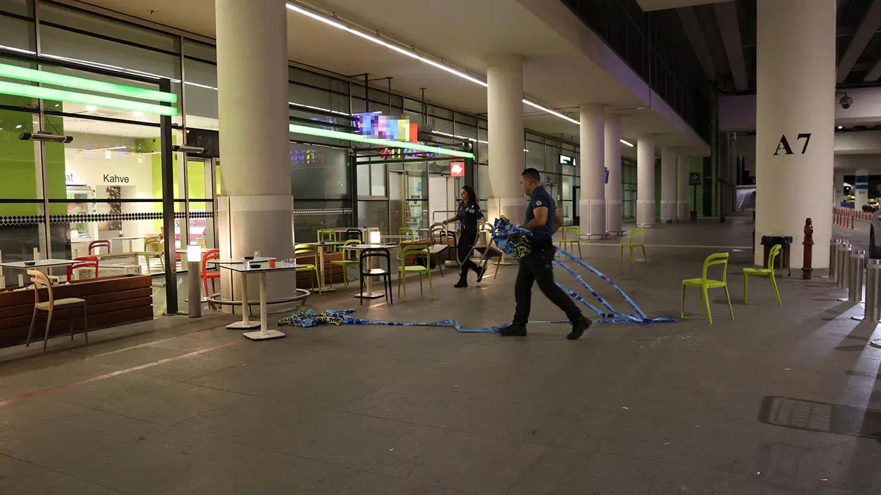 İzmir'de polislere bıçaklı saldırı!